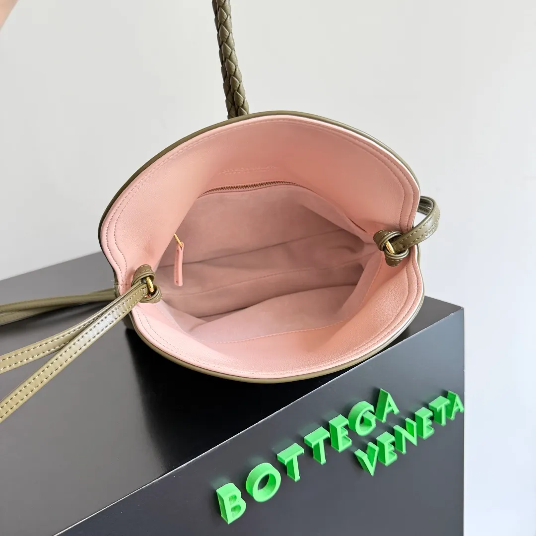 Batch 1520 Inspired by the 1970s, the Bottega Veneta women's logo shoulder bag has a smooth leather surface that brings a clean and handsome feel, just like the neatness and tenacity of a working woman. The front buckle has high-quality hardware pendant body, the overall retro elegance, and the excellent leather feels soft. This Bottega Veneta series can be described as beautiful, weakening the complexity of the outfit, not competing for it, and only using the best quality to interpret itself. Style number: 806030 (small size) Size: 27*16*6cm